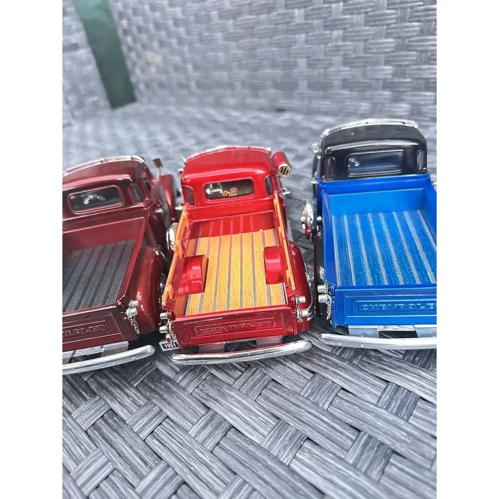 A50 Lot of 3 Diecast 1947-53 Chevrolet Pickup Trucks 1:24 Scale Classic Vintage